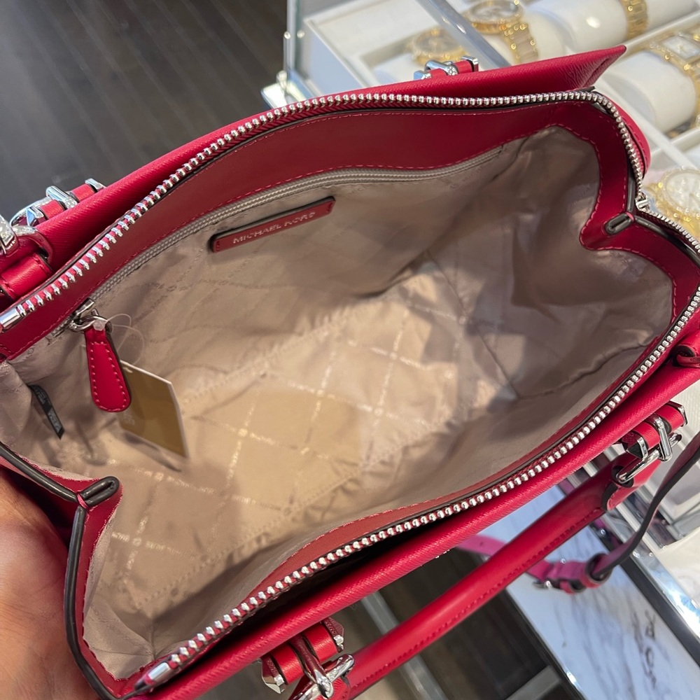 MICHAEL KORS Marilyn Medium Signature Logo Tote Bag
Dark Raspberry
NWT - Picture 5 of 16